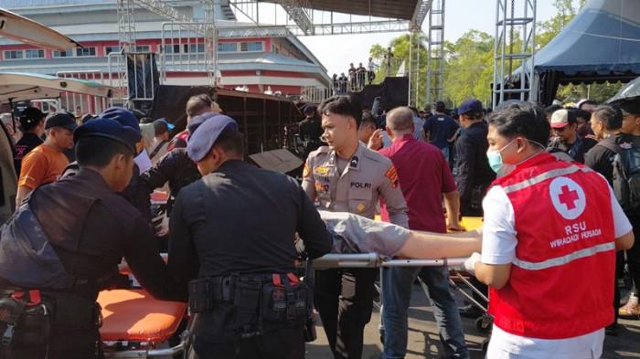 EVAKUASI KORBAN - Petugas gabungan mengevakuasi korban ambruknya tribun penonton dalam Kejurnas Drift Speed Fest di GOR Satria Purwokerto, Minggu (26/7/2026). Data sementara menyebut ada 75 korban dan tersebar di enam rumah sakit di Kabupaten Banyumas.