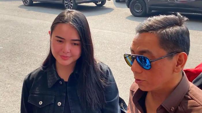 LAPOR POLISI - Amanda Manopo bersama kuasa hukumnya, Sandy Arifin ditemui di Polres Metro Jakarta Selatan, Rabu (22/7/2026). Kedatangan Amanda Manolo, yakni berkonsultasi sekaligus membuat laporan polisi atas kasus yang dialami olehnya.