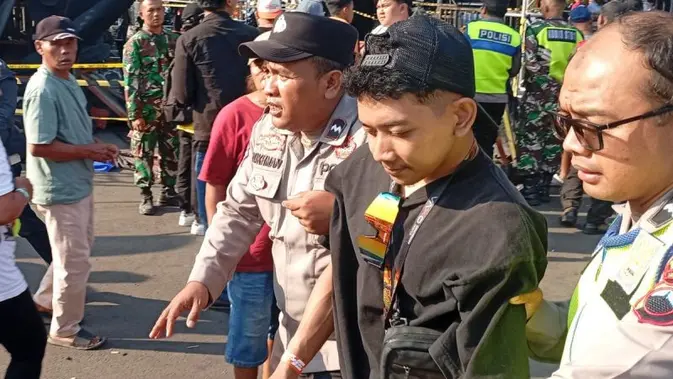 Evakuasi korban gor satria purwokerto ambruk. (dokumen Antara).