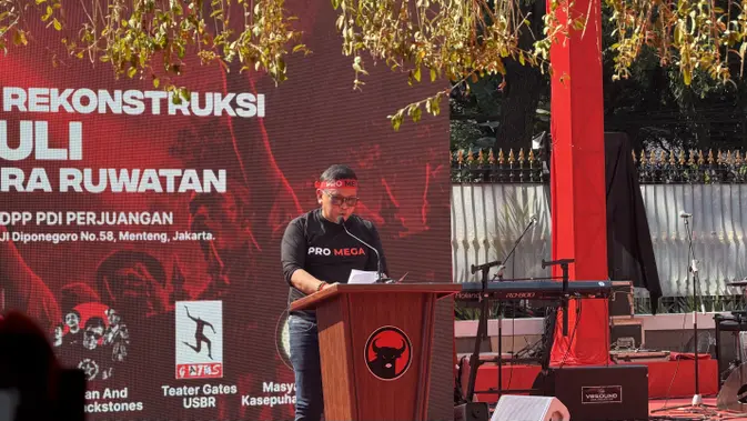 Sekretaris Jenderal PDI Perjuangan (PDIP) Hasto Kristiyanto saat menyampaikan sambutan dalam acara Teatrikal Peringatan 30 Tahun Peristiwa Kudatuli di Kantor DPP PDIP, Jakarta Pusat. (Liputan6/Lizsa Egeham)