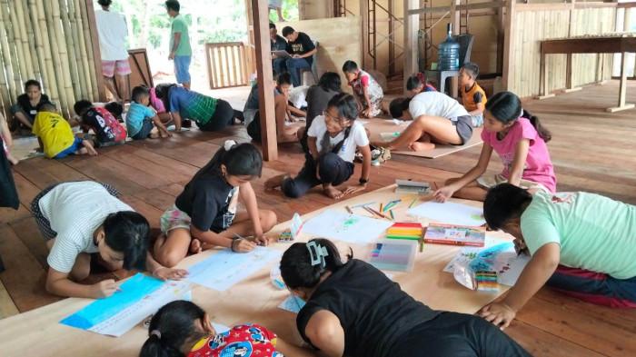 Para siswa SD mengikuti lomba menggambar dalam rangkaian Pekan Mangrove 2026 yang digelar Manengkel Solidaritas Sulut dalam rangka peringatan Hari Mangrove Sedunia 2026 di Desa Kapitu, Kecamatan Amurang Barat, Kabupaten Minahasa Selatan, Rabu (22/7/2026).