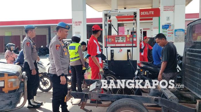 TEGURAN - Anggota kepolisian Resor Bangka Selatan ketika memberikan sanksi teguran kepada pengendara yang tengah mengantre BBM di SPBU 24.331.71 Desa Gadung, Kamis (16/7/2026). Teguran dilakukan lantaran pengendara melakukan pelanggaran.