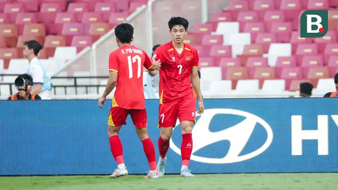 Penyerang Vietnam Nguyen Dinh Back (kanan). (Bola.com/Abdul Aziz).