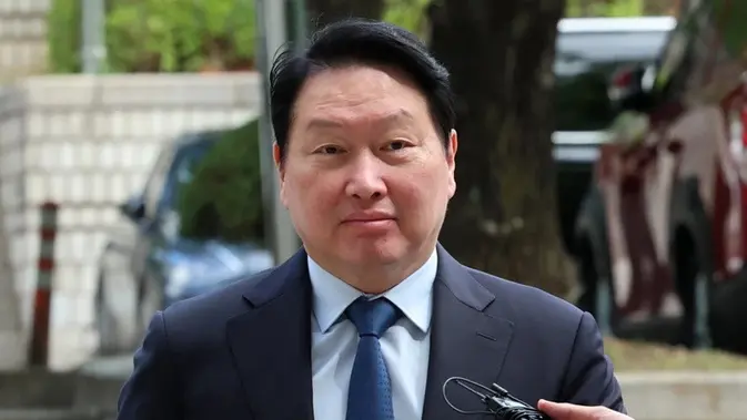 Ketua SK Group Chey Tae-won tiba di Pengadilan Tinggi Seoul, Korea Selatan, Jumat, 26 Juni 2026. (Dok. Lee Young-hwan/Newsis via AP)