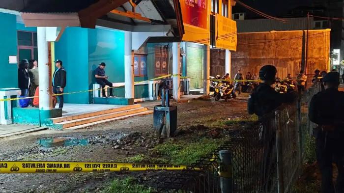 BENDA MISTERIUS - Tampak garis polisi (police line) dipasang aparat mengitari lokasi penemuan benda misterius yang diduga menyerupai bom pesawat di Jalan Dr. Setiabudi, Kecamatan Sirimau, Kota Ambon, Minggu (26/7/2026) malam