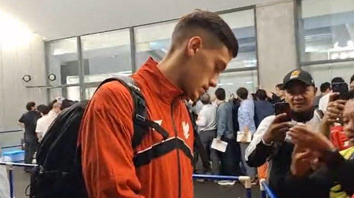 WAJAH DATAR - Kapten Tim Timnas Indonesia, Jay Idzes menyempatkan diri untuk meladeni suporter seusai laga melawan Jepang di Stadion Suita,Osaka, Jepang pada Selasa (10/6/2025). Kalah dengan skor 6-0, wajah Idzes tampak datar sebelum menuju ke bus untuk diantar ke hotel.