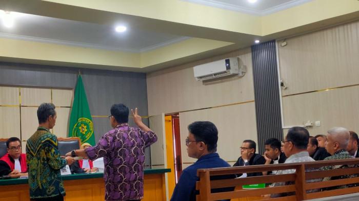 KESAKSIAN - Direktur Utama PDAM Tirta Mayang Kota Jambi, Dwike Riantara, menjadi saksi kasus korupsi pengadaan bahan kimia penjernih air jenis Sucolite LA24HZ periode 2021-2023, di Pengadilan Tindak Pidana Korupsi Jambi, Kamis (23/7/2026),