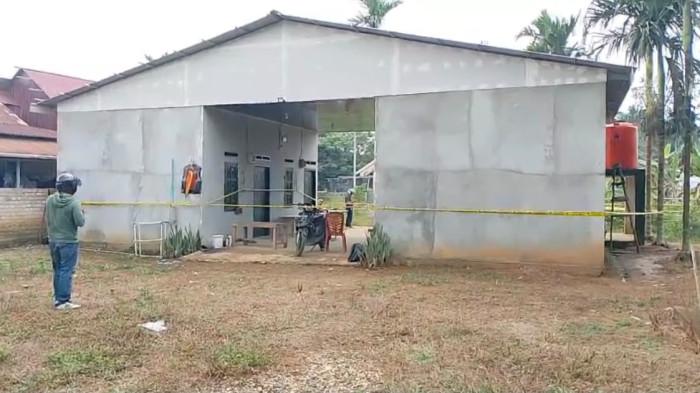 LOKASI KEJADIAN - Penampakan rumah indekos milik Brigpol Eko Winarto Saputra, tempatnya ditemukan dalam kondisi meninggal dunia, pada Senin (21/7/2026). Lokasinya di Lorong Kamboja, Kelurahan Rano, Kecamatan Muara Sabak Barat, Kabupaten Tanjung Jabung Timur, antara minggu lalu dan hari ini.