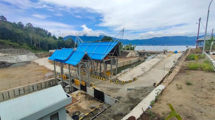 PINTU AIR - Pintu alur sungai Pembangkit Listrik Tenaga Air (PLTA) Kerinci Merangin Hydro (KMH) di Desa Pulau Pandan, Kecamatan Bukit Kerman, dan kawasan Sanggaran Agung, Kecamatan Danau Kerinci, Kabupaten Kerinci.