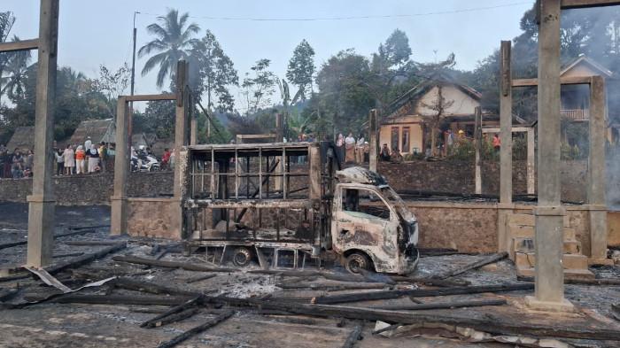 TERBAKAR HABIS - Penampakan puluhan rumah rata dengan tanah usai ludes terbakar di Kasepuhan Ciptamulya, Kecamatan Cisolok, Kabupaten Sukabumi, Jawa Barat, Sabtu (25/7/2026). (Tribun Jabar/M RIZAL JALALUDIN)