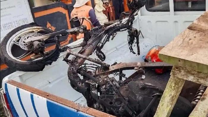 MAIN HAKIM - Kendaraan KD yang dibayar massa seusai pria ini diduga maling ayam di Bali. KD juga tewas dalam insiden ini.