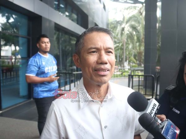 Sekretaris Jendral PSSI, Yunus Nusi, sedang memberikan keterangan kepada awak media  di GBK Arena, Senayan, Jakarta, Jumat (8/5/2026).