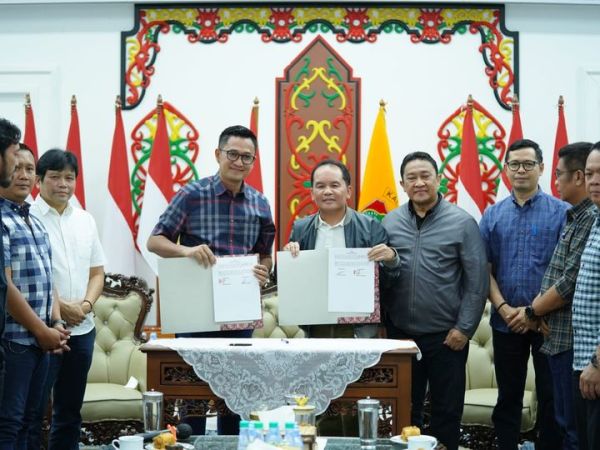 Gubernur Kalimantan Tengah Agustiar Sabran dan Wakil Gubernur Edy Pratowo serta Presiden klub Adhyaksa FC, Eko Setyawan menandatangani kerjasama strategis di Aula Isen Mulang, Kalimantan Tengah, Senin (22/06/2026) malam.