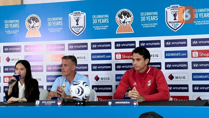 John Herdman dan Nadeo Argawinata mengikuti konferensi pers di Stadion Pakansari, Bogor, Jawa Barat, Minggu (26/7/2026) jelang laga melawan Kamboja di Piala AFF 2026 (Bola.com/Hery Kurniawan)