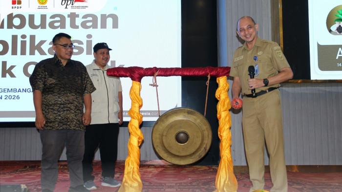 Persiapan Pukul Gong  Sekretaris Disbun Propinsi Riau Devi Rizaldi,