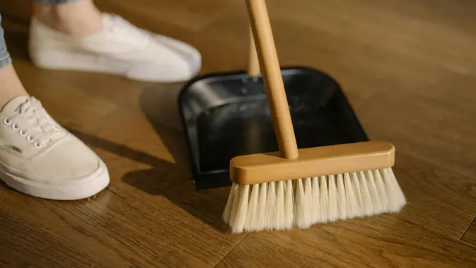 menyapu membuat mertua memandang rajin. credits: pexels/cottonbro
