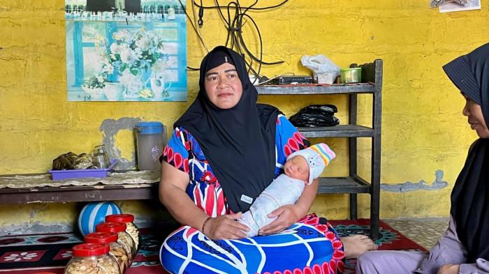 NAMA UNIK - Yuharni memperlihatkan putra ketiganya yang diberi nama Muhammad MBG Subianto di rumahnya di Dusun Prigi, Desa Jolontoro, Kecamatan Sapuran, Kabupaten Wonosobo, Senin (13/7/2026). Nama tersebut dipilih sebagai ungkapan syukur setelah dirinya memperoleh pekerjaan di SPPG melalui Program Makan Bergizi Gratis (MBG).