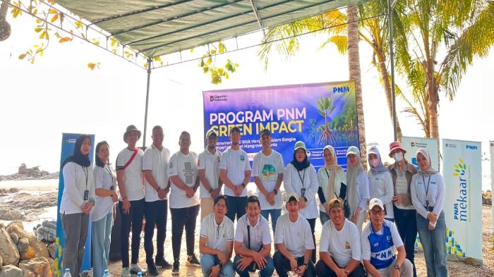 PNM bersama pemerintah daerah, komunitas lingkungan, masyarakat, serta nasabah binaannya berkolaborasi menanam 22.000 pohon mangrove secara serentak di 18 titik kawasan pesisir di Indonesia, Minggu (26/7/26)