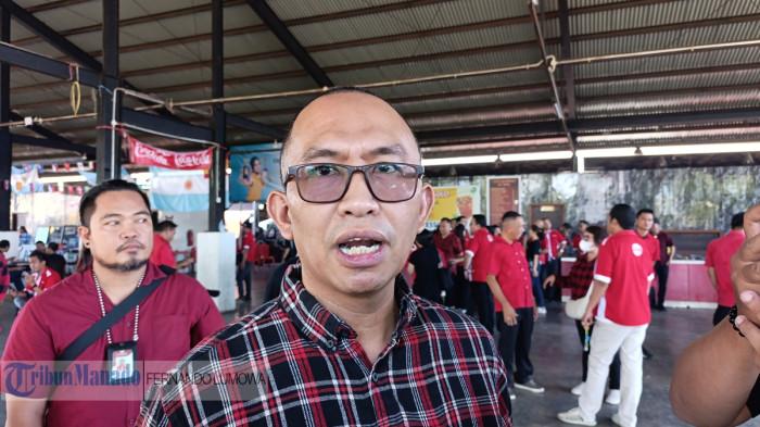 PENJELASAN - Direktur Keuangan PD Pasar Manado, Irving Biki menjelaskan soal aksi protes pedagang, Senin 27 Juli 2026. Persoalan klasik, banyak pedagang ogah didata dan diverifikasi. PD Pasar mengkategorikan meraka 'pedagang liar'.