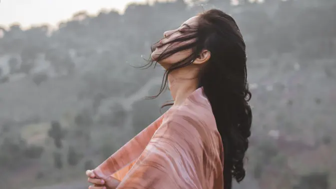 Ilustrasi perempuan bahagia. /Photo by Raka Miftah from Pexels