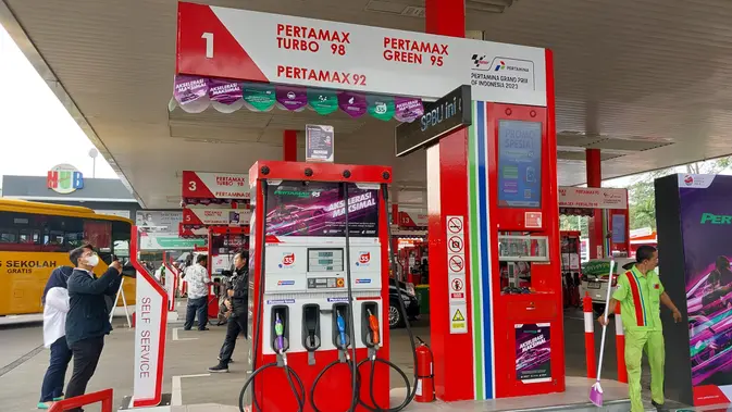 Pertamax Green 95 sudah terpampang di SPBU Pertamina Jalan MT Haryono, Jakarta. Foto: Liputan6.com/ Arief R