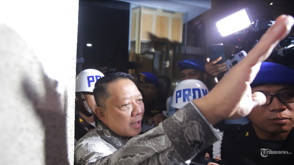 DITAHAN - Mantan Jaksa Agung Muda Bidang Tindak Pidana Khusus Febrie Adriansyah menjawab pertanyaan wartawan seusai menjalani pemeriksaan di Kejaksaan Agung, Jakarta, Jumat (24/7/2026).