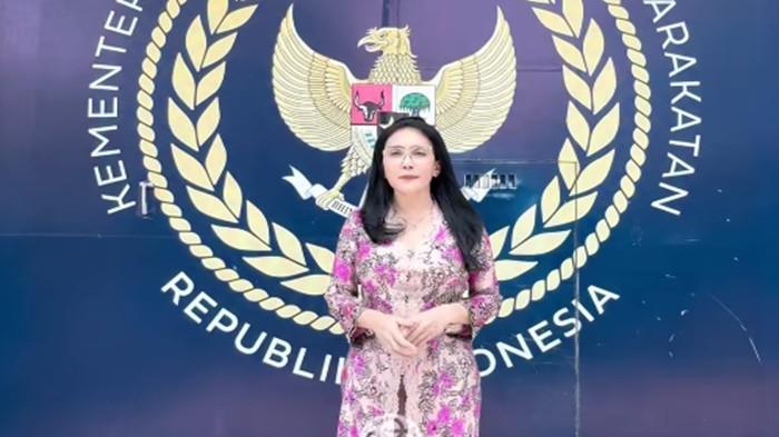 RUTAN PONDOK BAMBU- Rieke Diah Pitaloka menlihat Kondisi kesehatan Nikita Mirzani menurun drastis di tengah masa penahanannya di Rutan Pondok Bambu, Jakarta Timur.