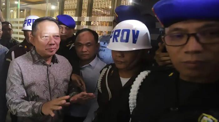 DITAHAN - Mantan Jaksa Agung Muda Bidang Tindak Pidana Khusus Febrie Adriansyah menjawab pertanyaan wartawan seusai menjalani pemeriksaan di Kejaksaan Agung, Jakarta, Jumat (24/7/2026). Kejaksaan Agung resmi menahanÂ Febrie Adriansyah sebagai tersangka dugaan tindak pidana pencucian uang (TPPU).