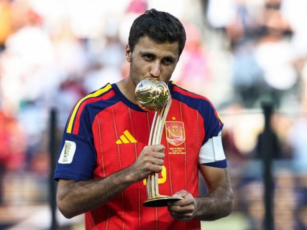 Gelandang Timnas Spanyol, Rodri, meraih gelar Pemain Terbaik Piala Dunia 2026 dan berhak atas Golden Ball setelah membawa tim juara dengan mengalahkan Argentina pada final di Stadion MetLife, New Jersey (19/7/2026).
