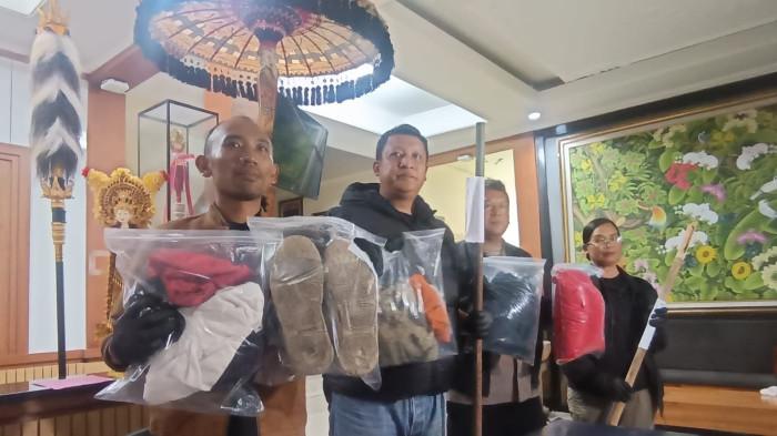 Kapolres Tabanan AKBP I Putu Bayu Pati saat merilis penetapan lima tersangka terkait kasus pengeroyokan di Desa Batunya, Baturiti pada Minggu 26 Juli 2026 malam.