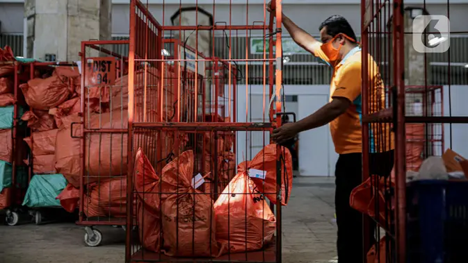 FOTO: Jelang Lebaran, Pengiriman Paket Via Pos Naik 20 Persen Pekerja membawa paket dan logistik yang akan didistribusikan di Sentral Pengolahan PT Pos Indonesia (Persero), Jakarta. (Liputan6.com/Faizal Fanani)