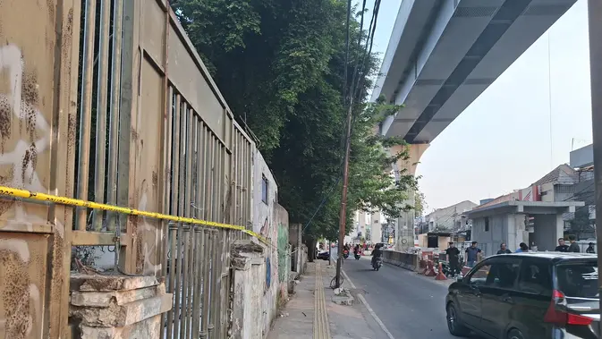 Garis polisi masih membentang di lokasi bentrokan di Jalan Tambak, Kelurahan Pegangsaan, Kecamatan Menteng, Jakarta Pusat, Minggu (26/7/2026). (Liputan6/Rifqy Alief) Garis polisi masih membentang di lokasi bentrokan di Jalan Tambak, Kelurahan Pegangsaan, Kecamatan Menteng, Jakarta Pusat, Minggu (26/7/2026). (Liputan6/Rifqy Alief)