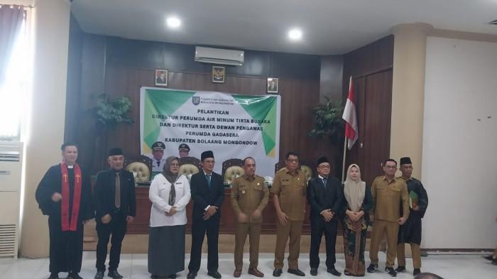PELANTIKAN - Bupati Bolmong Yusra Alhabsyi melantik dua direktur