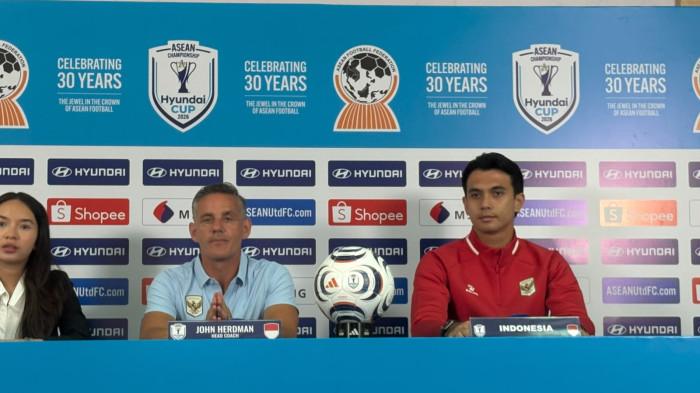 Pelatih Timnas Indonesia, John Herdman bersama pemain Timnas Indonesia, Nadeo Argawinata menghadiri jumpa pers di Stadion Pakansari, Bogor, Minggu (26/7/2026).