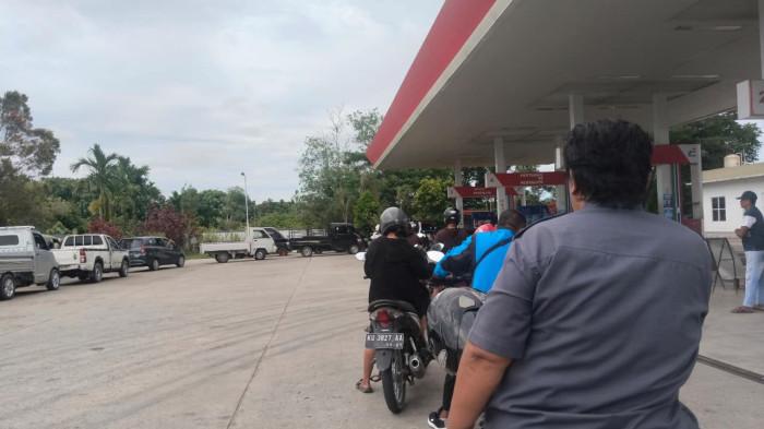 ANTRE PERTALITE - Antrean pengendara untuk mengisi BBM jenis pertalite di SPBU Jl Sengkawit, Tanjung Selor, Kalimantan Utara, Senin (27/7/2026) puul 14.00 WITA.