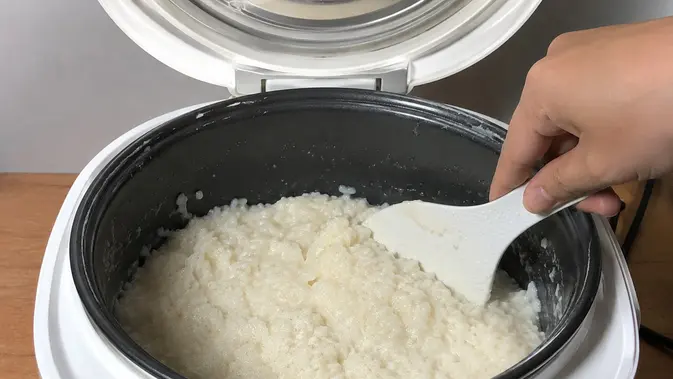 Proses Pembuatan Ketan Susu dengan Magic Com (AI Generated)