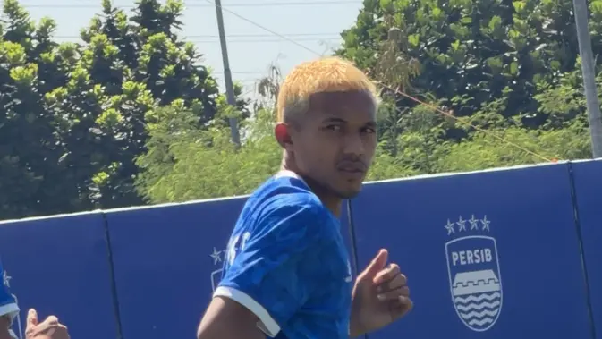 Bek muda Persib Bandung asal Tulehu, Ikhwan Tanamal. (Bola.com/Erwin Snaz)