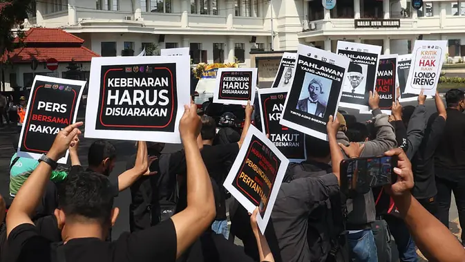 Wartawan yang tergabung dalam PWI Malang Raya, AJI Malang, IJTI Korda Malang, dan PFI Malang menyampaikan pernyataan sikap saat aksi damai di Bundaran Tugu Kota Malang, Senin (27/7/2026). (PFI Malang)
