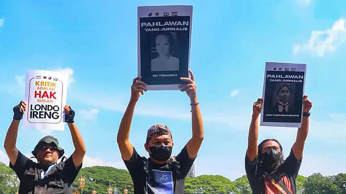 Wartawan yang tergabung dalam PWI Malang Raya, AJI Malang, IJTI Korda Malang, dan PFI Malang menyampaikan pernyataan sikap saat aksi damai di Bundaran Tugu Kota Malang, Senin (27/7/2026). (PFI Malang)