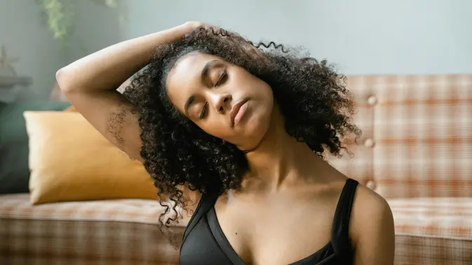 Pendinginan menyamping ini akan bantu leher kurangi kaku. [Dok/Pexels.com/MART PRODUCTION].