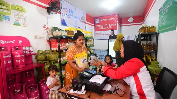 Koperasi Merah Putih Langsung Layani Warga Koperasi Merah Putih layani pelanggan. (merdeka.com/ Arie Basuki)
