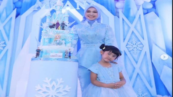 RAYAKAN ULTAH -- Ria Ricis menggelar ultah ke-4 Moana di Depok dengan 200 tamu; seluruh konsep, dekorasi, hingga jajanan ditentukan langsung oleh Moana.