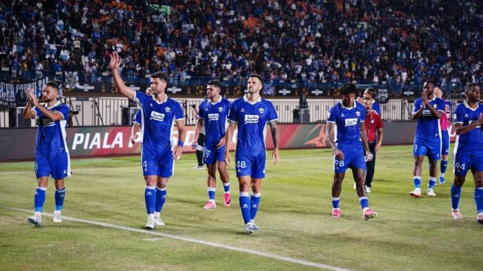 MENYAPA BOBOTOH - Pemain Persib Bandung berkeliling menyapa Bobotoh yang hadir di Stadion Si Jalak Harupat, Kabupaten Bandung, Jawa Barat, pada Sabtu (25/7/2026) malam setelah memenangkan laga melawan Arema FC dalam fase grup Piala Presiden 2026.