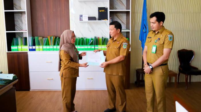 Wabup Bolmong Sulut Dony Lumenta saat menyerahkan SK Plt