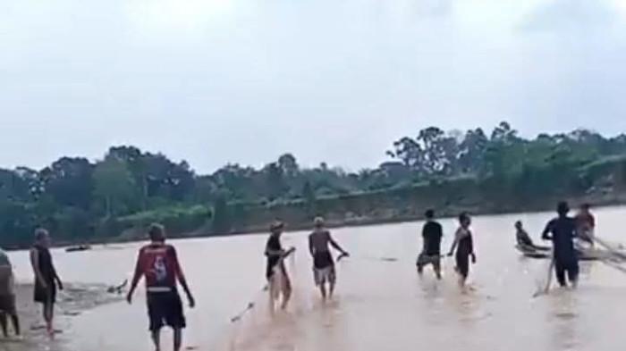 TENGGELAM - warga yang berkerumun di tepi sungai, usai 4 mahasiswa KKN dikabarkan tenggelam di Sungai Rawas Muratara, Senin, 27 Juli 2026 sore.