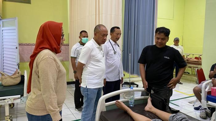 JENGUK KORBAN - Bupati Banyumas, Sadewo Tri Lastiono mengunjungi RS DKT Purwokerto untuk melihat kondisi korban ambruknya tribun penonton pada ajang Speed Fest Round 2 Kejurnas Drift di GOR Satria Purwokerto, Minggu (26/7/2026). Data sementara ada 75 korban dan saat ini dirawat di beberapa rumah sakit di Kabupaten Banyumas.