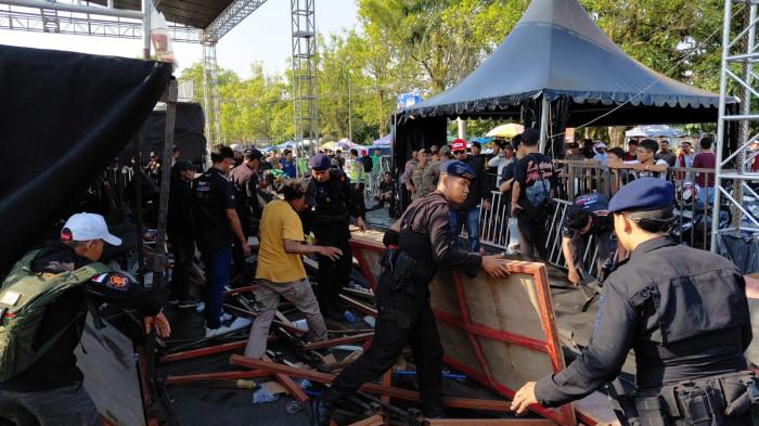 TRIBUN AMBRUK - Situasi evakuasi korban tribun ambruk Kejuaraan Nasional (Kejurnas) Drift Speed Fest di GOR Satria Purwokerto yang berubah menjadi kepanikan setelah tribun VIP yang dipadati ratusan penonton dilaporkan roboh, Minggu (26/7/2026). Tribun yang dipenuhi ratusan penonton tiba-tiba roboh saat suasana sedang ramai pembagian hadiah.
