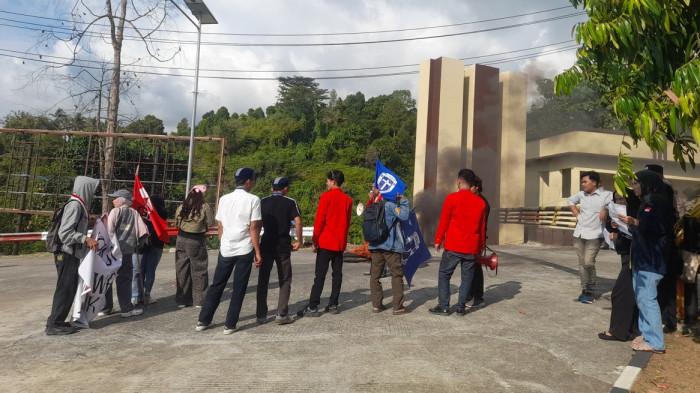 UNJUK RASA - Aliansi Mahasiswa sulbar menggugat menggelar aksi unjuk rasa untuk menyuarakan sejumlah dugaan pelanggaran etik dan persoalan hukum yang melibatkan jajaran kepolisian di Sulbar termasuk pelanggaran yang dilakukan oleh Kapolres Pasangkayu pada Senin (27/7/2026)
