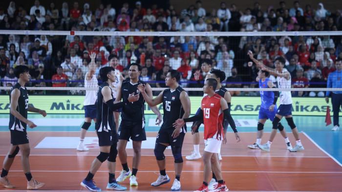GAGAL KE FINAL - Asa Timnas voli putra Indonesia untuk tampil di partai puncak Leg 2 SEA V Cup 2026 harus kandas di hadapan pendukung sendiri. Sempat merebut set pertama, skuad Merah Putih justru kehilangan momentum hingga akhirnya takluk 1-3 (25-22, 22-25, 19-25, 18-25) dari Vietnam pada laga semifinal di Jakarta International Velodrome, Rawamangun, Jakarta Timur, Sabtu (25/7/2026) malam. dok: PBVSI