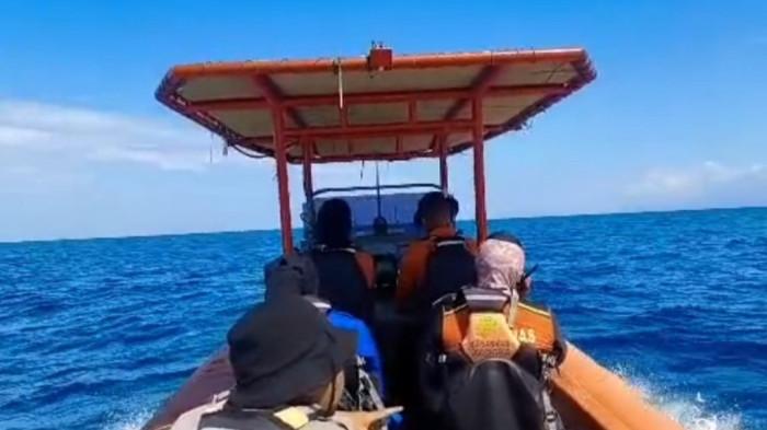 KECELAKAAN SPEEDBOAT - Potret Tim SAR saat proses pencarian korban kecelakaan speedboat di Teluk Tomini rute Togean-Marisa. (TribunGorontalo.com/handover)